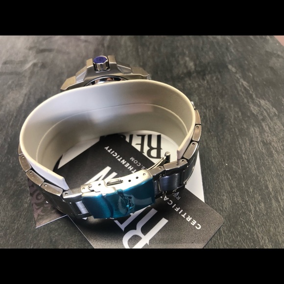 REIGN - Picture 3 of 7